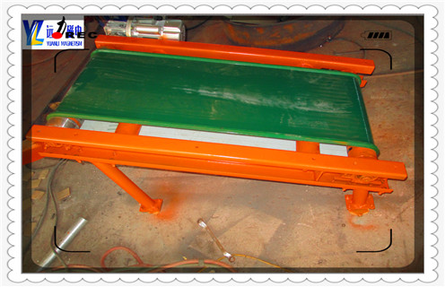 湖北錳礦磁選機(jī)干選經(jīng)濟(jì)節(jié)能錳礦磁選機(jī)是目前國(guó)內(nèi)外性能好、技術(shù)先進(jìn)的強(qiáng)磁選設(shè)備，該機(jī)從根本上解決了平環(huán)強(qiáng)磁選機(jī)和平環(huán)高梯度磁介質(zhì)容易堵塞這一世界性技術(shù)難題，它具有富集比大、對(duì)給礦粒度、濃度和品位波動(dòng)適應(yīng)性強(qiáng)、工作可靠、操作維護(hù)方便等優(yōu)點(diǎn)，該機(jī)分選弱磁性礦石實(shí)現(xiàn)了精礦品位高和回收率高的雙高優(yōu)點(diǎn)。該系列設(shè)備用于低品位弱磁性錳礦的分選，能一次性提高錳礦10-20個(gè)品位。 一、湖北錳礦磁選機(jī)干選經(jīng)濟(jì)節(jié)能廣泛應(yīng)用 1、弱磁性礦物的選礦，例如：赤鐵礦、褐鐵礦、碳酸錳礦、氧化錳礦、黑鎢礦、鉭鈮礦等。 2、非金屬礦除鐵、提純，例如：石英、長(zhǎng)石、霞石、螢石、硅線石、鋰輝、高嶺土等。 3、轉(zhuǎn)環(huán)立式旋轉(zhuǎn)、反沖精礦。平環(huán)強(qiáng)磁選和磁介質(zhì)堵塞的問(wèn)題是國(guó)內(nèi)外幾十年未解決的技術(shù)難題。立環(huán)磁選機(jī)采用轉(zhuǎn)環(huán)立式旋轉(zhuǎn)方式，對(duì)于每一組磁介質(zhì)而言，沖洗精礦的方向與給礦方向相反，粗顆粒不必穿過(guò)磁介質(zhì)堆便可沖洗出來(lái)，從而有效地防止了磁介質(zhì)堵塞。 4、設(shè)置礦漿脈動(dòng)機(jī)構(gòu)，驅(qū)動(dòng)礦漿產(chǎn)生脈動(dòng)流體力。在脈動(dòng)流體力的作用下，礦漿中的礦粒始終處于松散狀態(tài)，可提高磁性精礦的質(zhì)量。