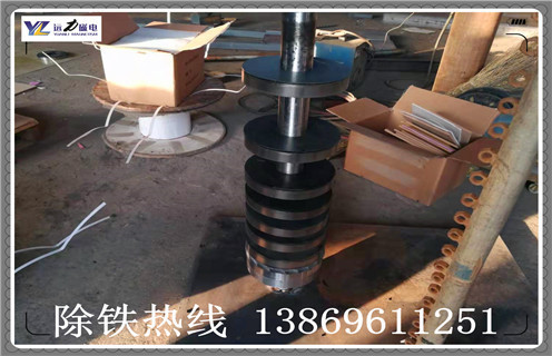 鐵礦干粉磁選機(jī)，鐵礦干粉磁選機(jī)經(jīng)得起客戶比較_磁性礦鐵礦干粉磁選機(jī)經(jīng)得起客戶比較_鐵礦干粉磁選機(jī)經(jīng)得起客戶比較工作視頻皮帶及結(jié)構(gòu)價格