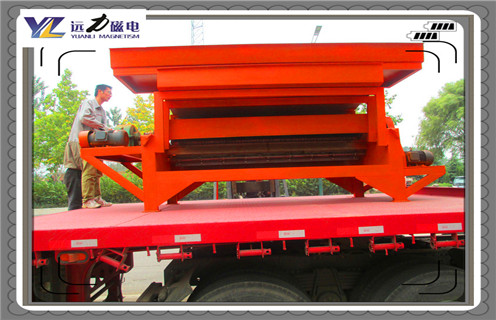 廣東鈦尾礦濕式磁選機_廣東鈦尾礦濕式磁選機鐵精粉流程及轉(zhuǎn)速有什么規(guī)定 ,在保證選礦效果的前提下，如果礦漿流速越快，則設備在單位時間內(nèi)處理能力及單位時間內(nèi)精礦的產(chǎn)量提升，同時由于 減少了電耗、人工成本等選礦成本，有利于選礦收益的增加。而實際選礦生產(chǎn)中，礦漿流速是受到諸多限制的，不可能無限制的提高礦漿流速來提升選礦收益。 一、廣東鈦尾礦濕式磁選機_廣東鈦尾礦濕式磁選機鐵精粉流程及轉(zhuǎn)速有什么規(guī)定 1、從選礦作用力的角度考慮。流經(jīng)磁選工作面的礦漿速度決定了作用于沉積在梯度吸附區(qū)域表面顆粒上的剪切力，因此，影響到磁性chanp-in的回收率和品位，一般情況下，流速過高時會造成磁性超貧品位的增加而同時損失部分回收率。 2、選擇不同號磁選機設備是根據(jù)客戶產(chǎn)量及需求而定，而我們遠力磁電選礦設備廠生產(chǎn)小磁選機也是根據(jù)客需求而定制，隨著路打開，越來越多小產(chǎn)量客戶來選擇小磁選機，它在市場上有***客戶群。遠力磁電選礦機械小磁選機設備筒皮采進耐磨涂層替了普通筒皮，耐磨度了8-10倍左右，同時磁選機滾筒是***度稀土永磁材料來制造，這樣保證磁選機磁力持久性，磁場可以從500GS-13500GS以上都可以定制，合理結(jié)構(gòu)設計及磁系組裝 二、廣東鈦尾礦濕式磁選機_廣東鈦尾礦濕式磁選機鐵精粉流程及轉(zhuǎn)速有什么規(guī)定 1、濕式磁選機有三種槽體：順流槽體、逆流槽體、半逆流槽體。不一樣槽體對于物料的精細度的工作也不一樣，這個詳細的選擇還要依據(jù)周身環(huán)境的，地質(zhì)及物料的特色，然后結(jié)合自然條件選擇再依據(jù)設備的特色進行選擇，防止出現(xiàn)“不適應”運作疑問出現(xiàn)。 2、濕式磁選機三種槽體的特色：順流式濕式磁選機相對逆流式和半流式的槽體來說，它的處理才能大，順流式槽體適宜于處理較粗粒度的強磁性物料的粗選和精選。順流式磁選機有一個需要特色留意的地方即是：***嚴厲的操控給礦的粒度，不能過大或許過小，過大的時分脈石與磁性物體別離不開，磁性礦粒簡單損失于尾礦，會下降精礦的質(zhì)量。順流式槽體濕式磁選機可以完成連體機工作，進步精礦的質(zhì)量。 3、逆流式磁選機適宜于細粒強磁性礦藏的粗選與掃選工作，回收率較高，但精礦檔次較低。由于粗粒物料易沉積阻塞選別空間，更不容別離開來，所以逆流型磁選機不適于處理粗粒物料，盡量防止運用逆流式濕式磁選機進行精選，牢記。 4、半逆流磁選機它一起具有自己順流槽體的優(yōu)勢和逆流槽體的優(yōu)勢，半逆流磁選機在礦設技術(shù)流程中所占的比重略大。它充分體現(xiàn)了順流式和逆流式的優(yōu)勢，而且還逾越了那兩種槽體，由于它還適宜于處理0.5mm以下的礦粒的粗選和精選，不光可以多臺串聯(lián)和并聯(lián)，還可以完成屢次的掃選和精選。