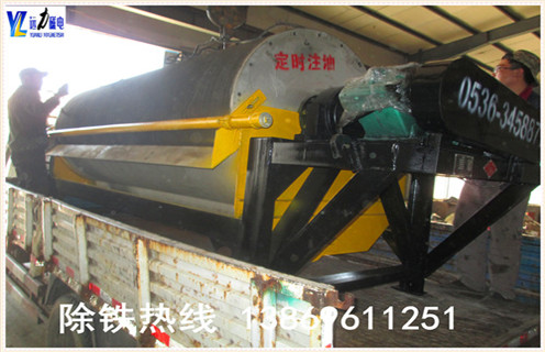 一.永磁筒式磁選機(jī)的操作: 　　1.永磁筒式磁選機(jī)在生產(chǎn)操作中,如果是陰天天氣,那么對材料有一定的沖擊影響,建議選擇干燥天氣進(jìn)行礦物加工.  　　2.如果我們的材料這于潮濕,磁體本身的磁力會(huì)減弱,磁鐵礦的吸附能力會(huì)降低,所以在磁分離工作后材料將不會(huì)那么困難.  　　3.為了控制材料的工作進(jìn)程,適當(dāng)數(shù)量的物料可以順利地進(jìn)行磁選工作,但是如果我們操作人員在操作過程中急于求成,想提高磁選機(jī)分離的速度而不考慮礦物加工能否承擔(dān) 的后果,很可能導(dǎo)致材料堵塞,所以就要求我們要給物料一定的喘息空間,不然物料堵塞后再處理會(huì)更麻煩.