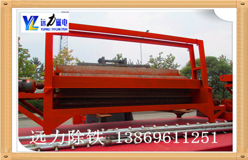 1.1.錳礦濕式磁選機圓筒轉速：  　　轉速的轉速,這樣的設計直接決定了礦物顆粒所受到的離心力的大小.旋轉速度增加,通過磁場吸引力,即使其中的小塊礦物顆粒被甩入尾礦,精品礦物的品位也得到提升,但對鐵回收有一些不是特別全面的影響.應該特別注意濃縮物的質(zhì)量和處理量,所以濕式磁選機的滾筒的轉速應當適當?shù)馗淖?  　　1.2.錳礦濕式磁選機磁偏角：  　　磁偏角的大小,決定了分選區(qū)域的大小.礦物物料隨著磁偏角的增大,分選面積變小,分選時間縮短,濃縮品級別提高,對其它方面的影響相對較小,可以獲得滿意的結果.公司的濕式濕式磁選機磁性系統(tǒng)非常完善,磁路合理,磁偏角可根據(jù)不同礦石特性要求,可在5°-25°范圍內(nèi)調(diào)整.  　　1.3.錳礦濕式磁選機工作間隙：   工作間隙為氣缸和罐體之間的掃掠區(qū)域底部,用于最小漿料通過截面.其尺寸決定了濕式磁選機的容量,間隙越大,體積越大,但尾渣損失越多;相反,加工量小,影響生產(chǎn),根據(jù)不同情況,間隙一般為35-60mm.  　　1.4.錳礦濕式磁選機在間隙處：   在集中器處的間隙,根據(jù)生產(chǎn)能力確定.太小影響礦石的排放,而尾礦等級也增加,降低了加工能力;根據(jù)濃縮物的大小,間隙為15-25mm,一般取20mm.  　　錳礦濕式磁選機廠家提醒用戶不僅要考慮質(zhì)量,性能和價格因素,還要考慮廠家的售后服務,良好的售后服務為客戶減少不必要的麻煩數(shù)量.濰坊遠力磁電始終堅持“客戶至上”的態(tài)度,執(zhí)行高標準,高品質(zhì)的服務態(tài)度,定期對客戶滿意度進行調(diào)查,并嚴格監(jiān)督售后服務的質(zhì)量,以消除客戶的顧慮,購買用戶完全沒有后顧之憂.