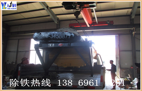 為什么普通型干式磁選機(jī)的跑尾情況比較高,濰坊遠(yuǎn)力磁電生產(chǎn)的干式磁選機(jī)具有磁系設(shè)計結(jié)構(gòu)先進(jìn).整機(jī)重量輕.運(yùn)轉(zhuǎn)快速可靠.而且維修方便.干式磁選機(jī)非常適用于干旱缺水地區(qū), 這樣不僅能夠節(jié)省水資源,而且能夠為客戶降低選礦成本,為超貧磁鐵礦開采和利用開辟了一條新途徑.?