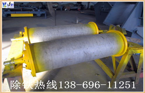 1.干式永磁滾筒采用人民共和國(guó)機(jī)械工業(yè)標(biāo)準(zhǔn)“JB / 7895-1999”,采用稀土復(fù)合磁性系統(tǒng),并采用高強(qiáng)度膠(J-39)粘結(jié)和環(huán)氧灌注,磁性表面用不銹鋼加強(qiáng)膠膠掛膠,不脫落.氣缸兩端的密封墊圈涂有塑料密封,確保無水;整體采用先進(jìn)的技術(shù)和合理的結(jié)構(gòu).經(jīng)過特殊設(shè)計(jì),使的磁場(chǎng)強(qiáng)度分布更為合理,分選效果更明顯. 　　2.此碎鋼磁選機(jī)永磁筒體機(jī)身通過特殊設(shè)計(jì),不易堵塞材料,運(yùn)行材料.通過半逆流類型.