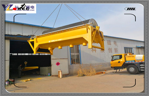 　　干式永磁高梯度磁選機(jī)，該機(jī)有內(nèi)外兩個(gè)永磁磁系，兩磁系之間的分選間隙可以調(diào)節(jié)。工作時(shí)，經(jīng)過葉輪分散的干燥物料隨葉輪風(fēng)力帶人磁選機(jī)的分選空間，非磁性物隨自身的軌跡拋落出去，磁性物吸附于鋼板網(wǎng)介質(zhì)上，隨介質(zhì)轉(zhuǎn)動(dòng)離開分選空間并在磁介質(zhì)的振動(dòng)下脫落。機(jī)械振動(dòng)能提高物料分選精度，筒式可以避免物料的機(jī)械夾雜。該機(jī)用于鉀長(zhǎng)石除鐵時(shí)。給料粒度為-0.045mm，經(jīng)分選后含F(xiàn)e2O3含量從0.27%降至0.18%，除鐵效果明顯。  　　一、干式永磁高梯度磁選機(jī)磁化系數(shù)  　　1、礦粒物理性質(zhì)(礦粒大小、比磁化系數(shù))已定的情況下，取決于礦粒所在位置的磁場(chǎng)梯度。磁場(chǎng)梯度簡(jiǎn)單說是表征磁場(chǎng)均勻度的物理量，梯度越高磁場(chǎng)變化越劇烈，礦粒兩端所受背景場(chǎng)變化越大。  　　2、從而使得礦粒兩端的感應(yīng)場(chǎng)差值就越大，貴州高梯度磁選機(jī)，貴州高梯度磁選機(jī)，貴州高梯度磁選機(jī)，礦粒所受的磁場(chǎng)力也就也大。  　　3、這就是為什么現(xiàn)在市面上設(shè)備動(dòng)不動(dòng)就說是高梯度磁選機(jī)的原因。以上有點(diǎn)類似于電傷人是電壓傷人還是電流傷人的問題。所以能否構(gòu)建高梯度磁場(chǎng)才是決定強(qiáng)磁除鐵器“成敗”的關(guān)鍵所在!