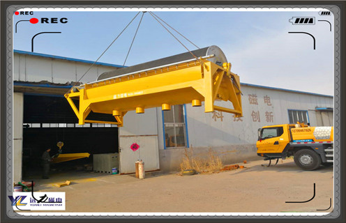 　　江西磁選機廠家，磁選機適用于粒度3mm以下的磁鐵礦、磁黃鐵礦、焙燒礦、鈦鐵礦等物料的濕式磁選，也用于煤、非金屬礦、建材等物料的除鐵作業(yè)。磁選機的磁系采用優(yōu)質(zhì)鐵氧體材料或與稀土磁鋼復(fù)合而成，筒表平均磁感應(yīng)強度為100～600mT。根據(jù)用戶需要，可提供順流、半逆流、逆流型等多種不同表強的磁選。遠(yuǎn)力磁電磁選設(shè)備具有結(jié)構(gòu)簡單、處理量大、操作方便、易于維護等優(yōu)點。  　　一、江西磁選機廠家產(chǎn)品特點  　　1、貧鐵礦經(jīng)粗碎或中碎后的粗選，排除圍巖等廢石，提高品位，減輕下一道工序的負(fù)荷。  　　2、用于赤鐵礦還原閉路焙燒作業(yè)中將未充分還原的生礦選別，返回再燒。  　　3、用于陶瓷行業(yè)中將瓷泥中混雜的鐵除去，提高陶瓷產(chǎn)品的質(zhì)量。  　　4、燃煤礦、鑄造型砂、耐火材料以及其它行業(yè)需要用的除鐵作業(yè)。  　　二、江西磁選機廠家產(chǎn)品詳介  　　1、磁選機磁系磁場性能較高，磁感應(yīng)強度高，磁場深度大，成品物料要高于同規(guī)格設(shè)備的20%，成為目前市場上是熱門設(shè)備之一。  　　2、襯板磨損少，磁選機軸承具有過高承載能力，使磁選機在運轉(zhuǎn)中無任何異常故障的出現(xiàn)，運轉(zhuǎn)非常平穩(wěn)可靠，有效提高磁選機的生產(chǎn)和處理能力。  　　3、應(yīng)用范圍廣，磁選機槽體可分為順流式、逆流式、半逆流式三種，用戶可根據(jù)不同的需求進(jìn)行選取，滿足不同物料的應(yīng)用。  　　4、品位高、負(fù)荷低，貧鐵礦經(jīng)粗碎或中碎后的粗選，排除圍巖等廢石，提高品位，減輕下一道工序的負(fù)荷。